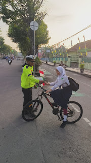 Tim Patroli Sepeda Polres Klaten Sapa Pelajar Berangkat Sekolah dan Bagikan Bendera Merah Putih