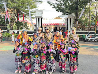 Polwan Polres Klaten Jadi Magnet Car Free Day, Warga Antusias Ajak Berfoto