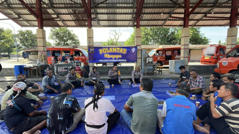 Polantas Menyapa: Polisi Ngopi Bareng Sopir Angkutan di Purbalingga 
