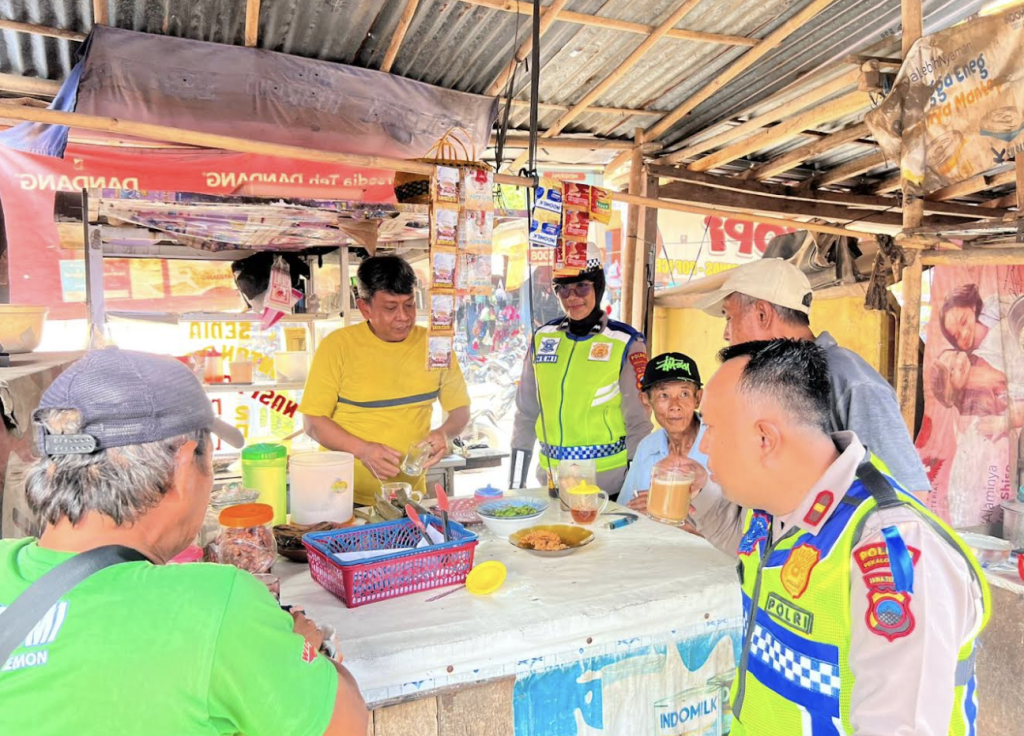 Polantas Sapa Driver Angkudes di Kajen, Satlantas Pekalongan Gaungkan Keselamatan Berlalu Lintas