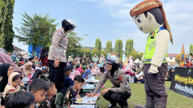 Polantas Purbalingga Menyapa Anak-anak dengan Wayang dan Badut 