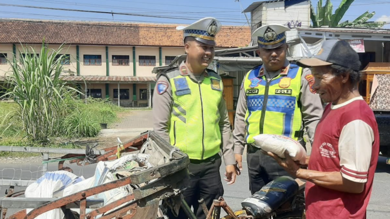 Jumat Berkah, Polisi Lalu Lintas Berbagi 30 Kg Beras untuk Warga Kurang Mampu di Pekalongan