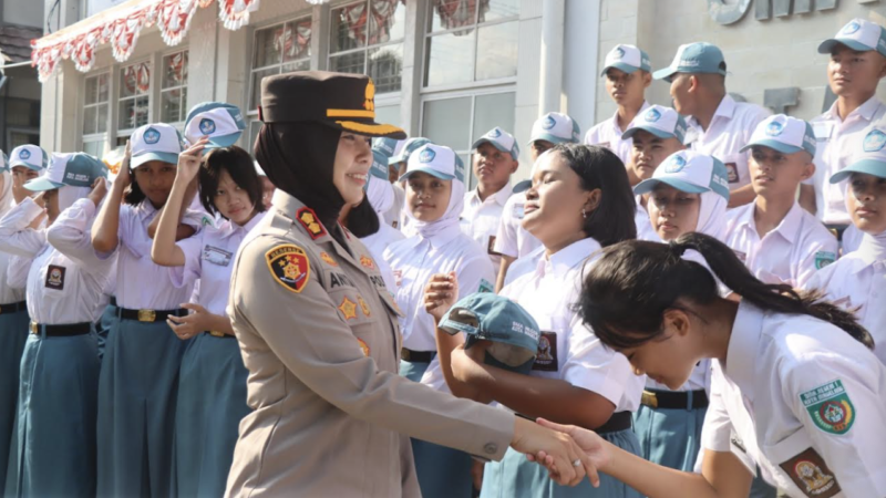 Kapolres Magelang Kota Pimpin Upacara Bendera di SMA Negeri 1 Kota Magelang