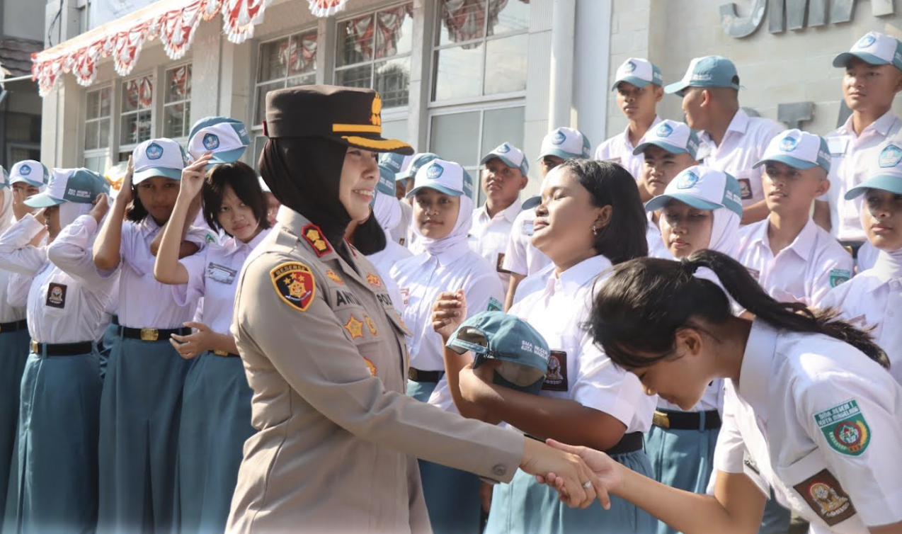 Kapolres Magelang Kota Pimpin Upacara Bendera di SMA Negeri 1 Kota Magelang