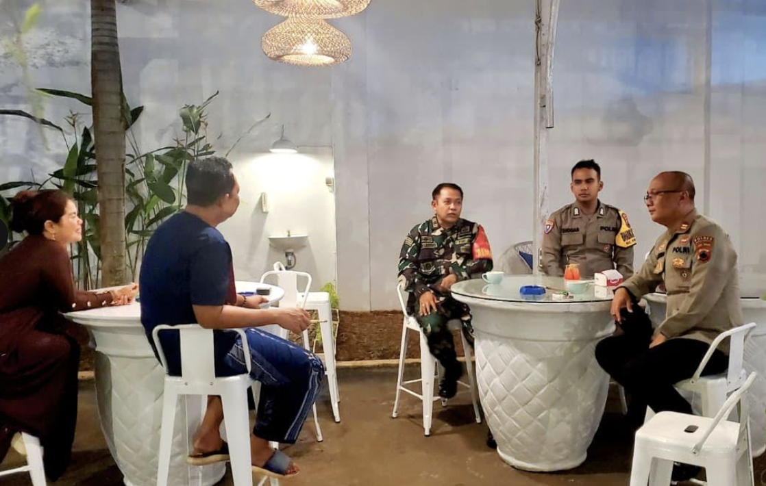 Hadir di Tengah Warga, Kapolsek dan Danramil Wonopringgo Sambangi Tokoh Masyarakat di Pegaden Tengah
