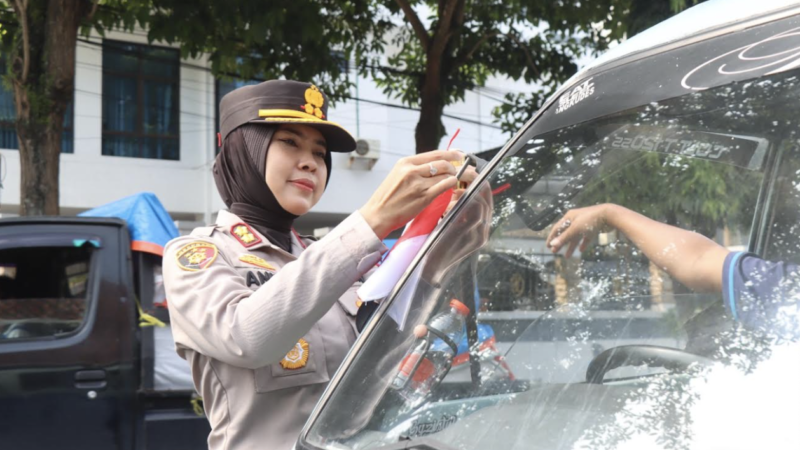 Kapolres Magelang Kota Bagikan Bendera Merah Putih ke Pengendara