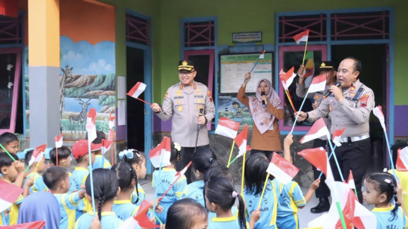 Kapolres Pekalongan Turun ke Jalan, Bagikan Bendera untuk Semarakkan HUT RI