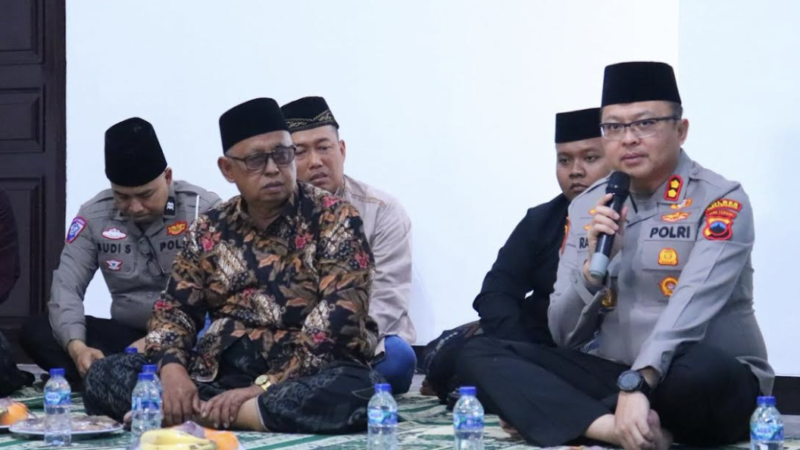 Kapolres Pekalongan Gelar Pengajian dan Santunan Anak Yatim Piatu di Rumah Dinas